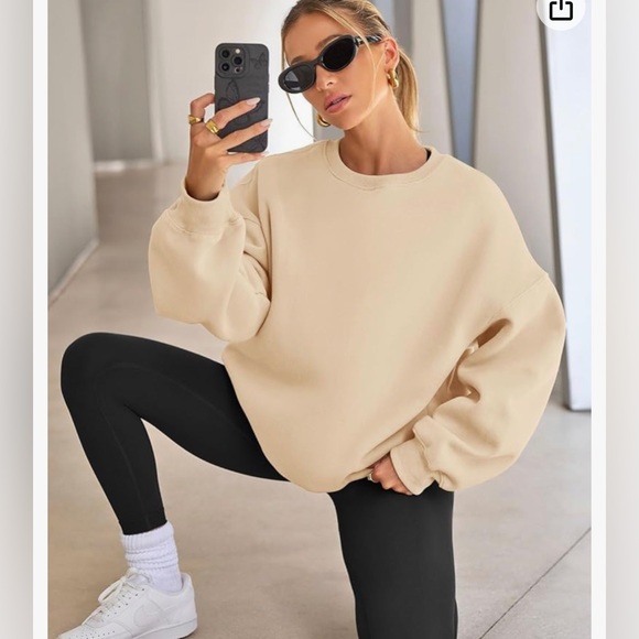 NWT Oversized Women’s Crew Neck Sweater Cream size: small - Picture 1 of 3